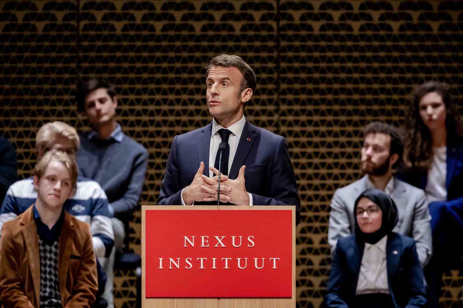 MACRON’UN KONUŞMASI PROTESTOCULAR TARAFINDAN KESİLDİ