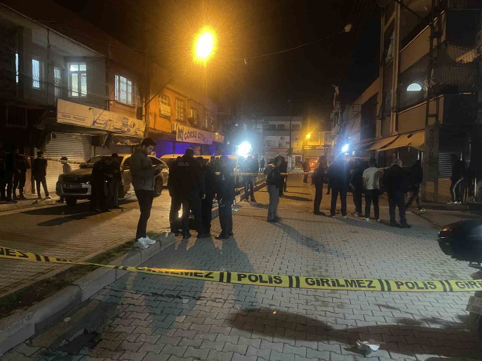 ADANA'DA SOKAKTAN GELEN SİLAH SESLERİ ÜZERİNE DIŞARI ÇIKAN HASAN ÖNDER