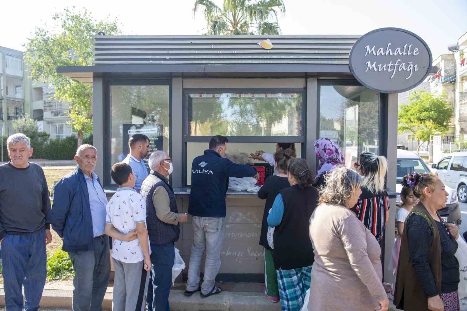MERSİN BÜYÜKŞEHİR BELEDİYESİNİN, 6 ŞUBAT DEPREMLERİNİN ARDINDAN DEPREMZEDE VATANDAŞLARA YEMEK