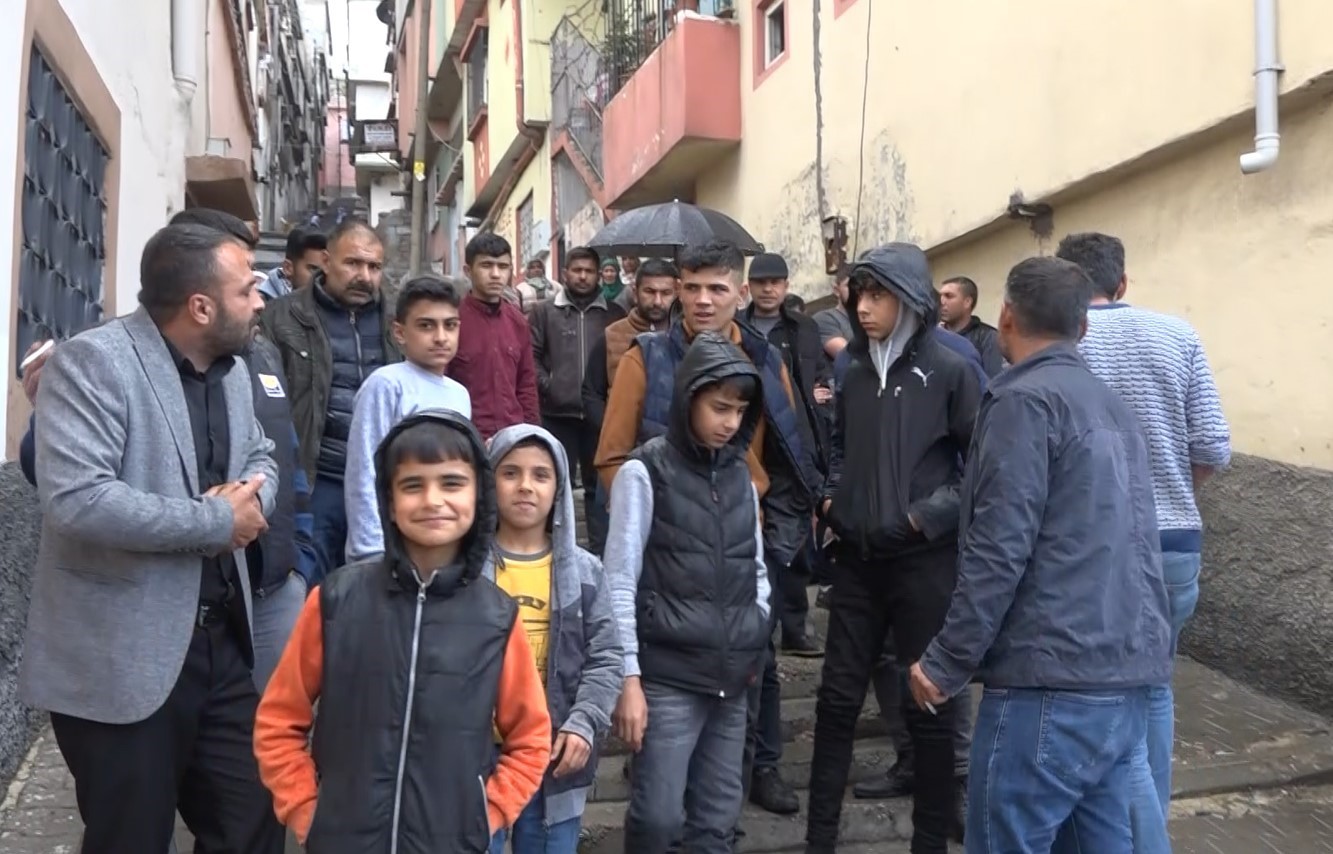 YAŞANANLARA İSYAN EDEN MAHALLE HALKI, CAN GÜVENLİKLERİNİN OLMADIĞINI BELİRTEREK, MAGANDALARIN