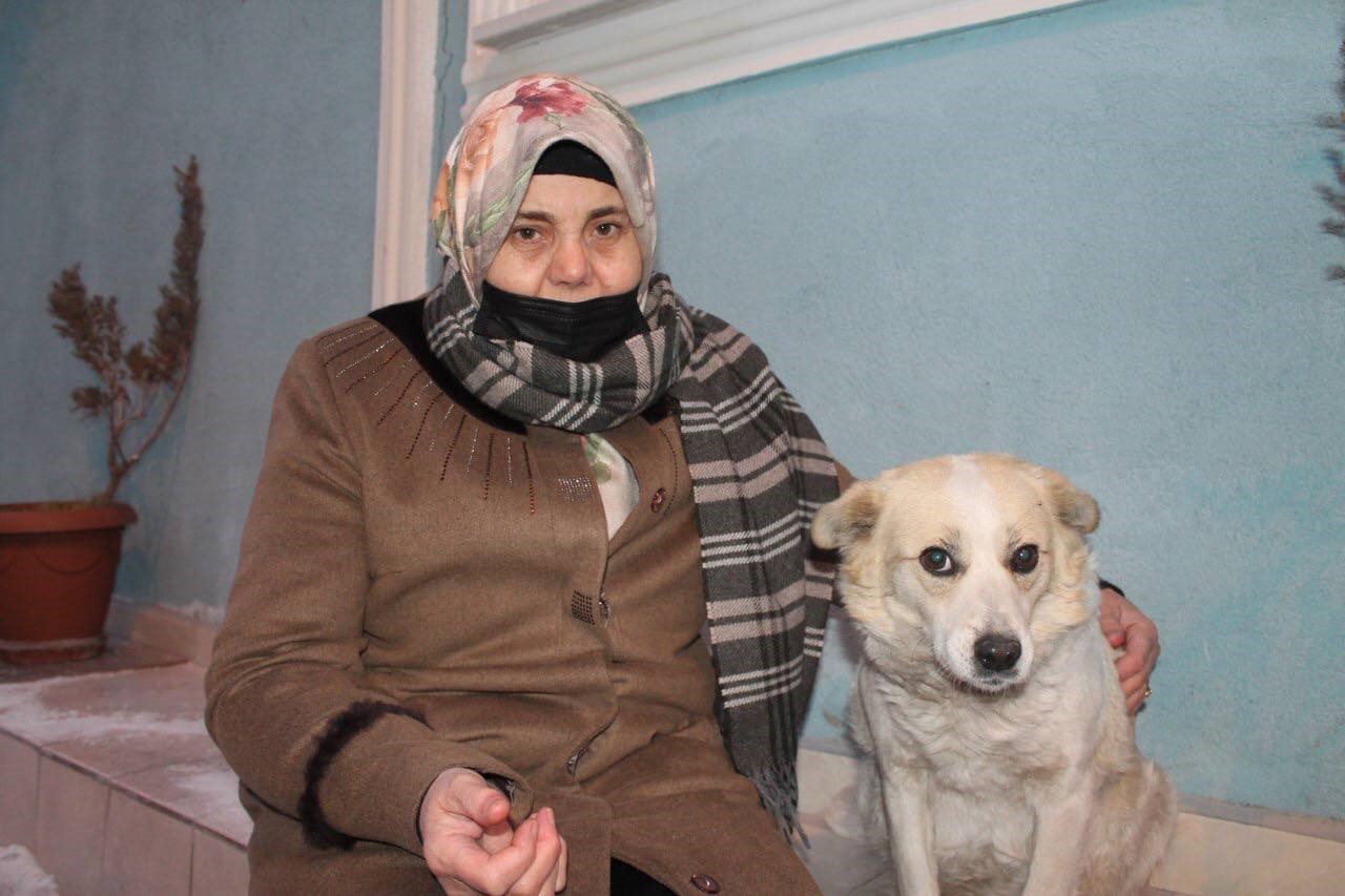 MAHALLENİN MASKOTU 'ÇİRKİN' ALKIŞ SESİ DUYUNCA OYNAMAYA BAŞLIYOR