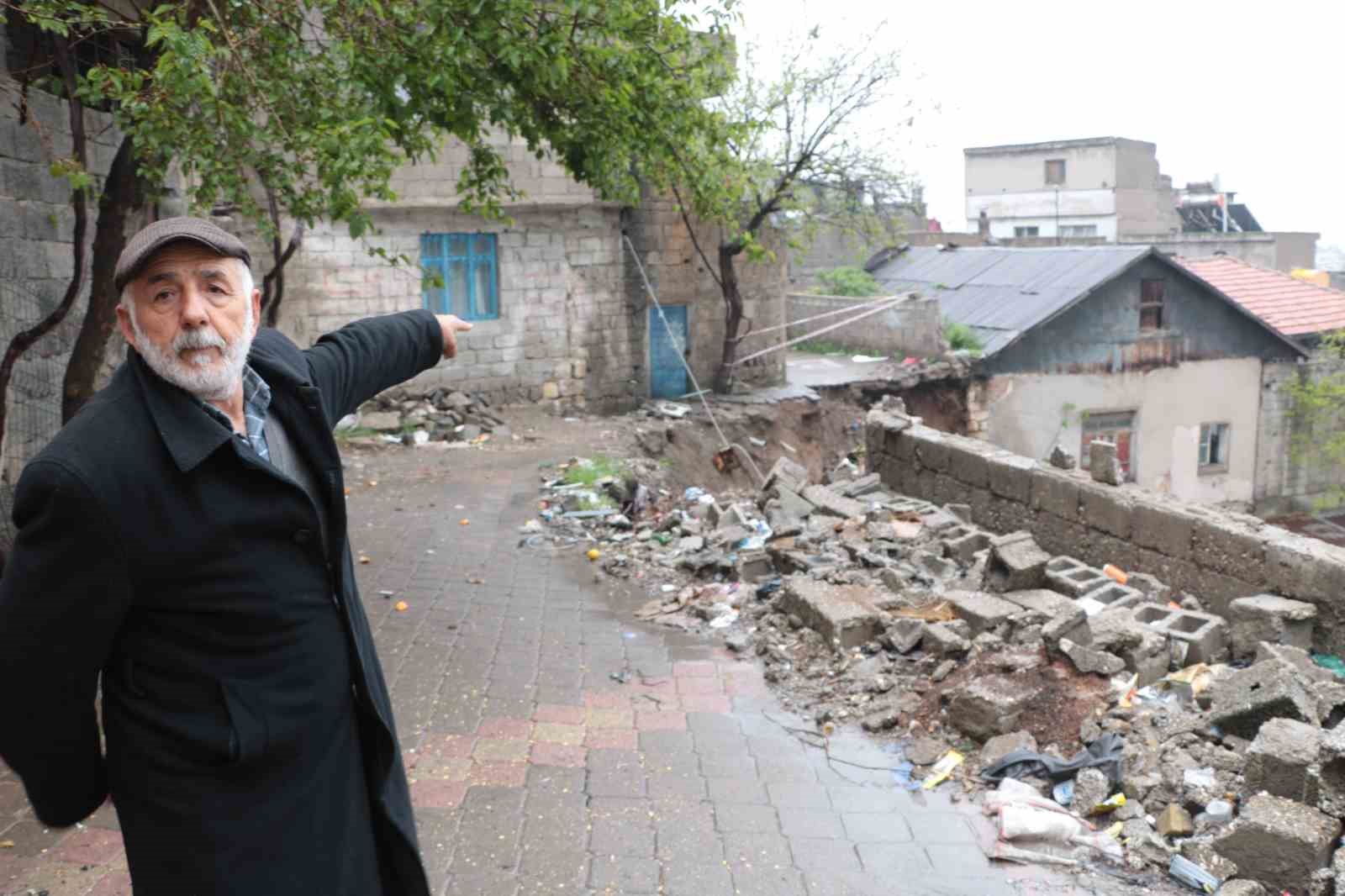 MERKEZ ONİKİŞUBAT İLÇESİ YUSUFLAR MAHALLESİ'NİN 7’İNCİ SOKAĞINDAN GEÇEN YOL ÇÖKTÜ