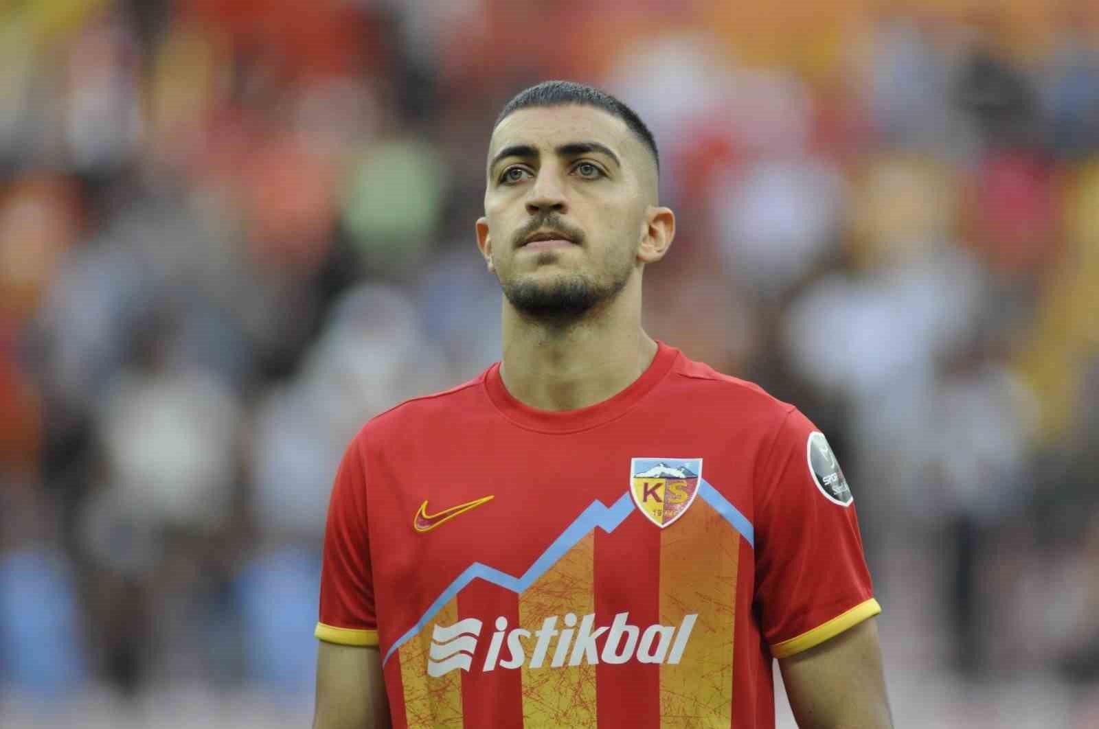 YUKATEL KAYSERİSPOR'UN İRANLI FUTBOLCUSU MAJİD HOSSEİNİ, GALATASARAY MAÇINDA GÖRDÜĞÜ KIRMIZI