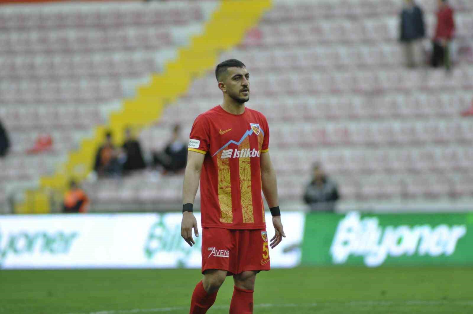 YUKATEL KAYSERİSPOR’UN İRANLI STOPERİ MAJİD HOSSEİNİ, GALATASARAY MAÇINDA GÖRDÜĞÜ KIRMIZI