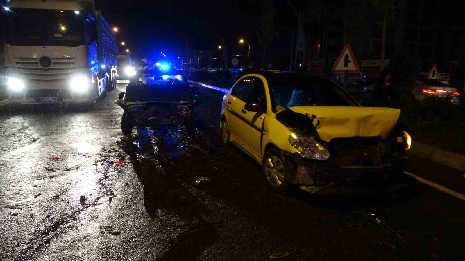MALATYA’DA 6 ARACIN BİRBİRİNE GİRDİĞİ ZİNCİRLEME KAZADA 2 KİŞİ YARALANDI.