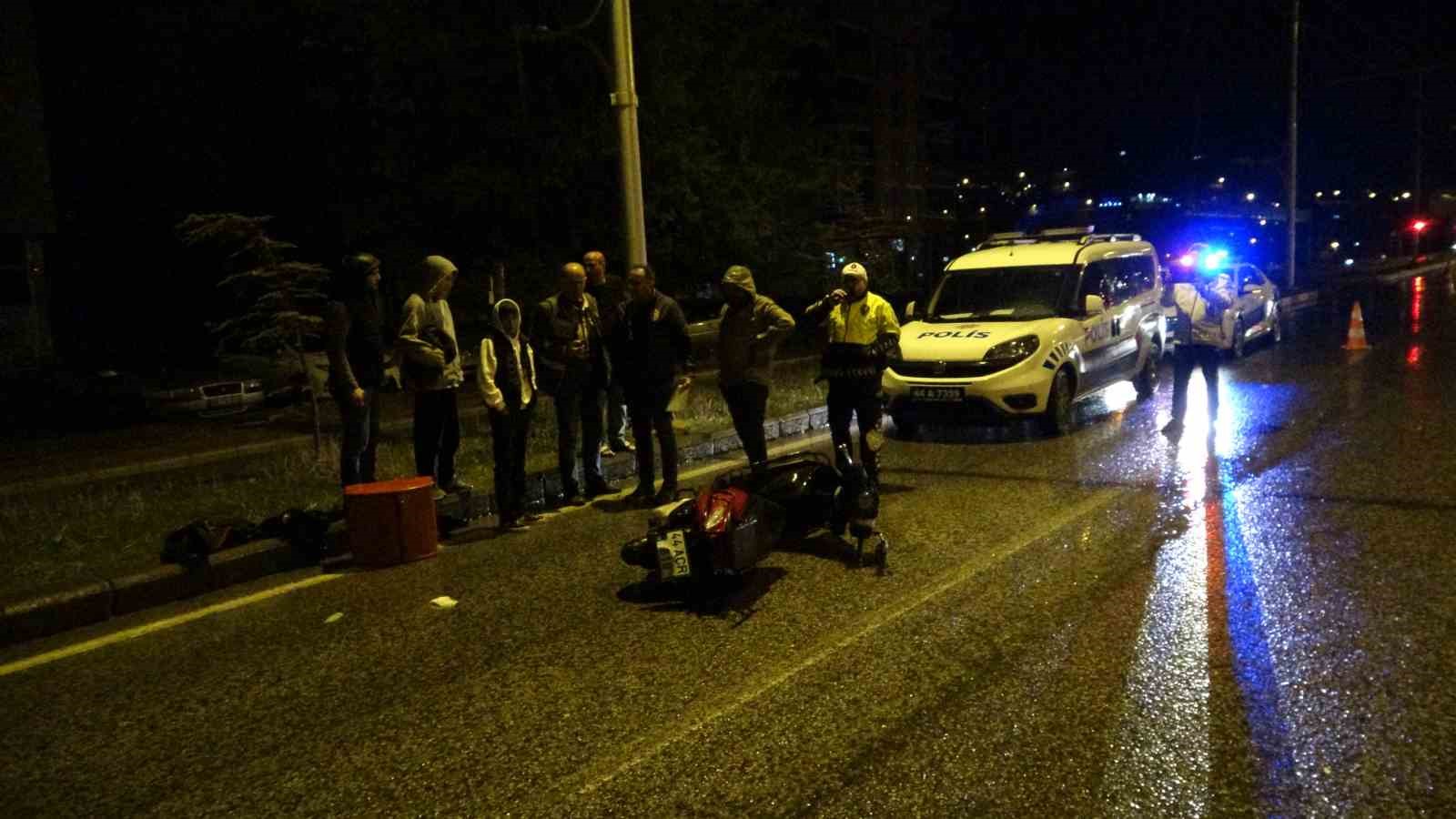 MALATYA’DA BİR HAFİF TİCARİ ARAÇ ÖNÜNDE İLERLEYEN MOTOKURYE ÇARPTIKTAN SONRA