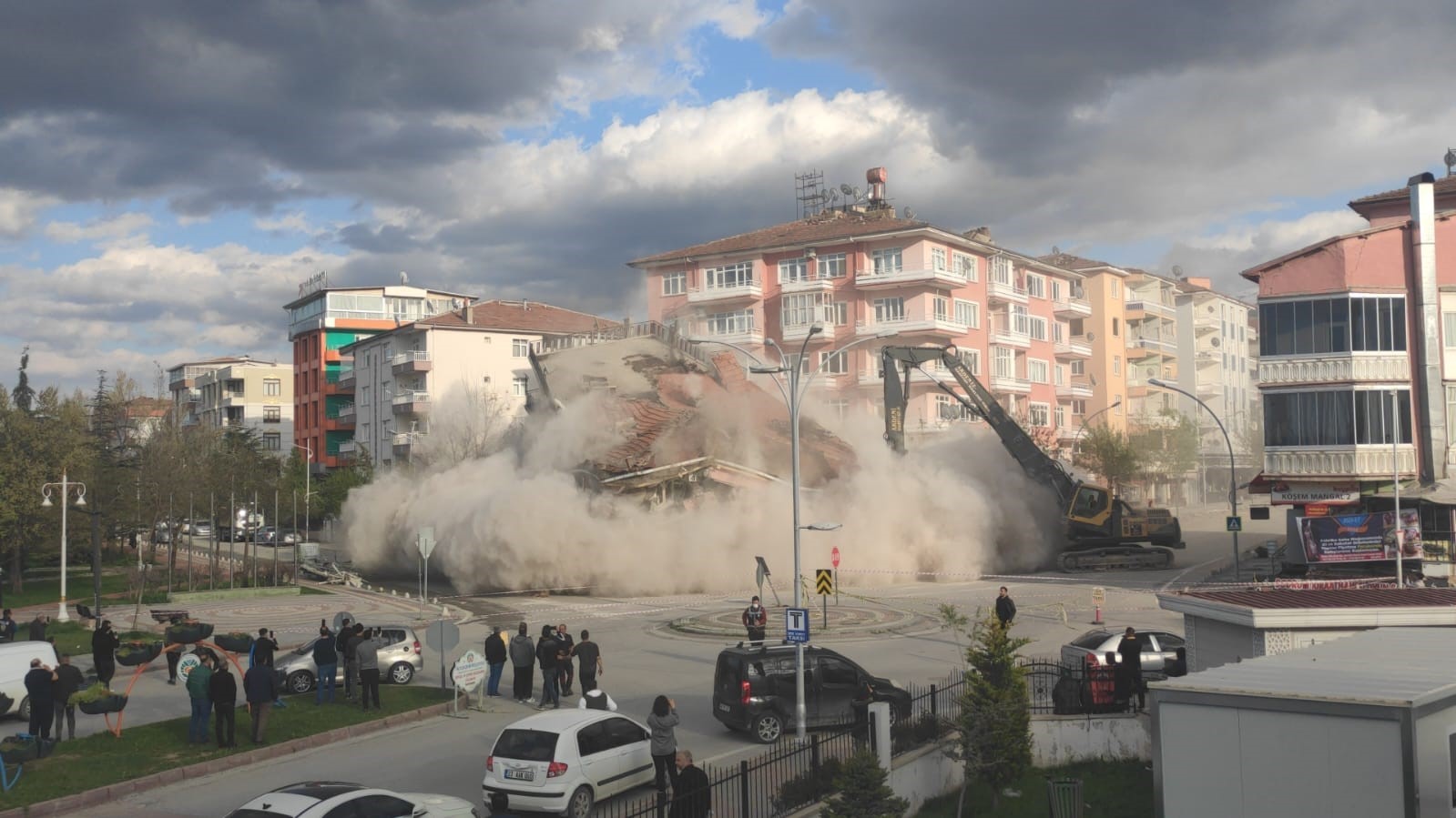 ASRIN FELAKETİNDE BİNLERCE EVİN YIKILDIĞI MALATYA’DA AĞIR HASARLI BİNALARIN YIKIMLARINA