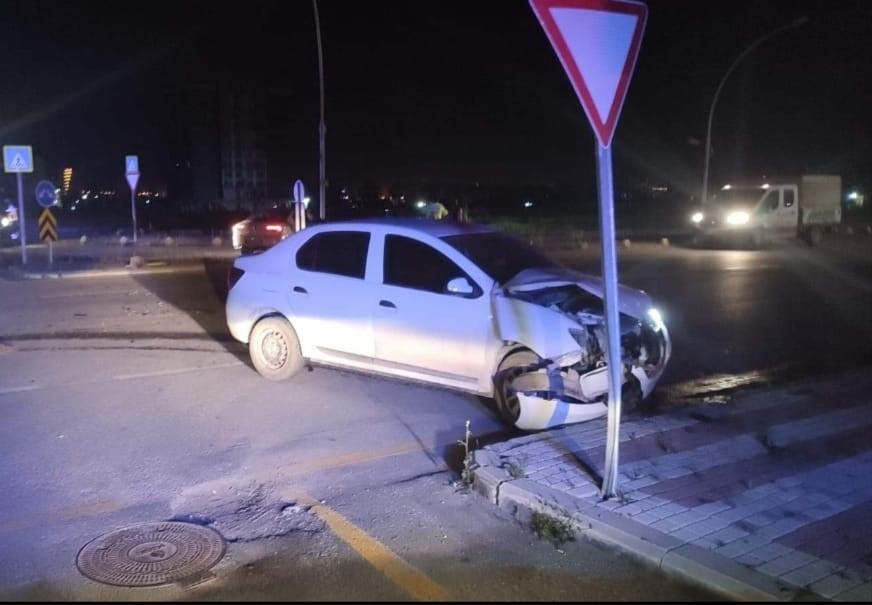 MALATYA’DA İKİ ARACIN KARIŞTIĞI TRAFİK KAZASINDA 5 KİŞİ YARALANDI.