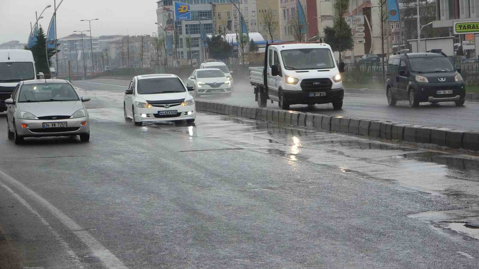 MALATYA'DA SAĞANAK ETKİSİNİ SÜRDÜRÜYOR. KUVVETLİ YAĞIŞ NEDENİYLE YAYALAR VE SÜRÜCÜLER