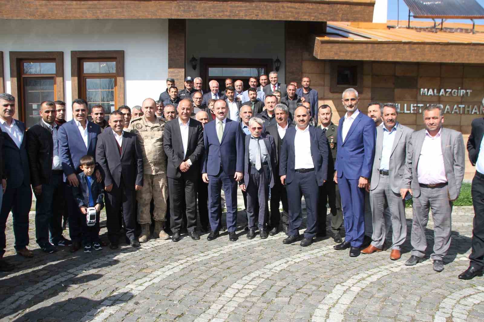 MUŞ'UN MALAZGİRT İLÇESİNDE RAMAZAN BAYRAMI DOLAYISIYLA BAYRAMLAŞMA TÖRENİ DÜZENLENDİ.