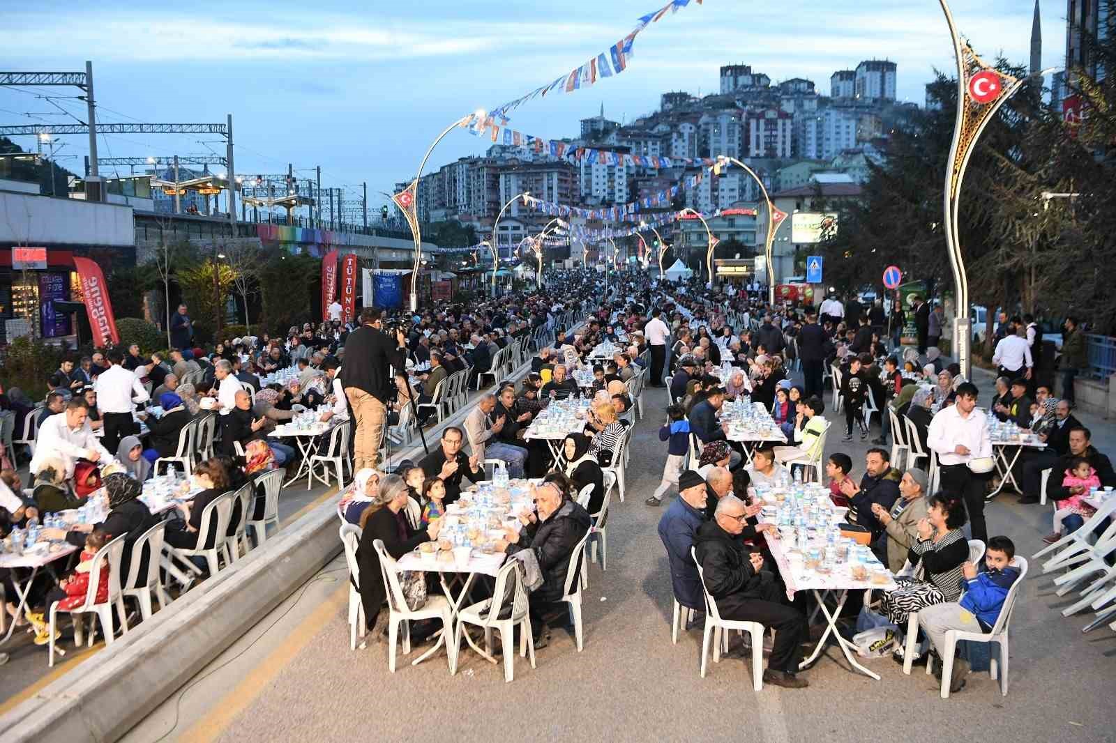 MAMAK BELEDİYESİ ÖNÜNDE 6 BİN 500 KİŞİLİK İFTAR SOFRASI KURULDU.