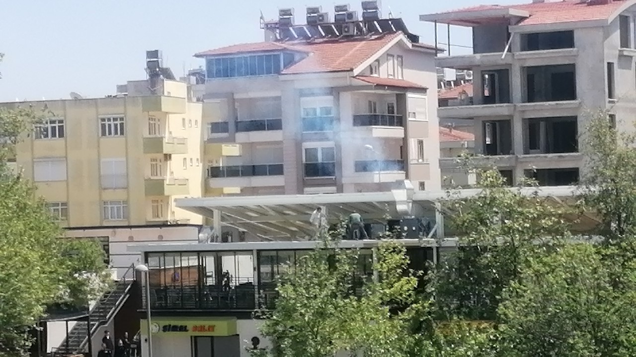 ANTALYA’NIN MANAVGAT İLÇESİNDE BİR İŞYERİNDE ÇIKAN BACA YANGINI, ÇALIŞANLARIN MÜDAHALESİYLE