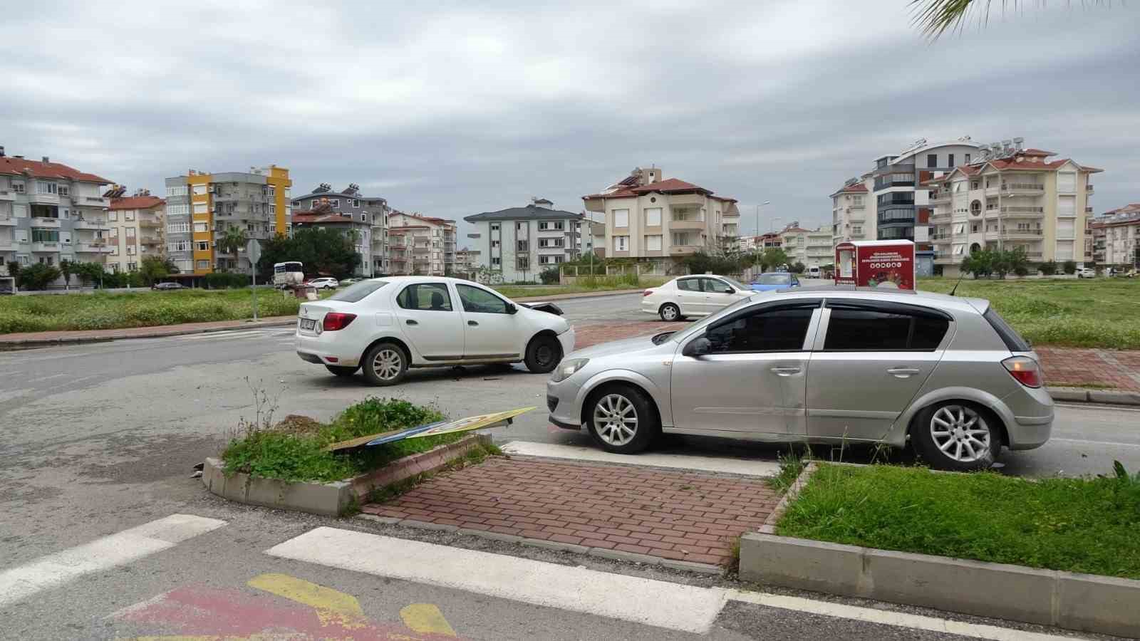 ANTALYA'NIN MANAVGAT İLÇESİNDE İKİ OTOMOBİLİN ÇARPIŞTIĞI KAZADA 1 KİŞİ YARALANDI.