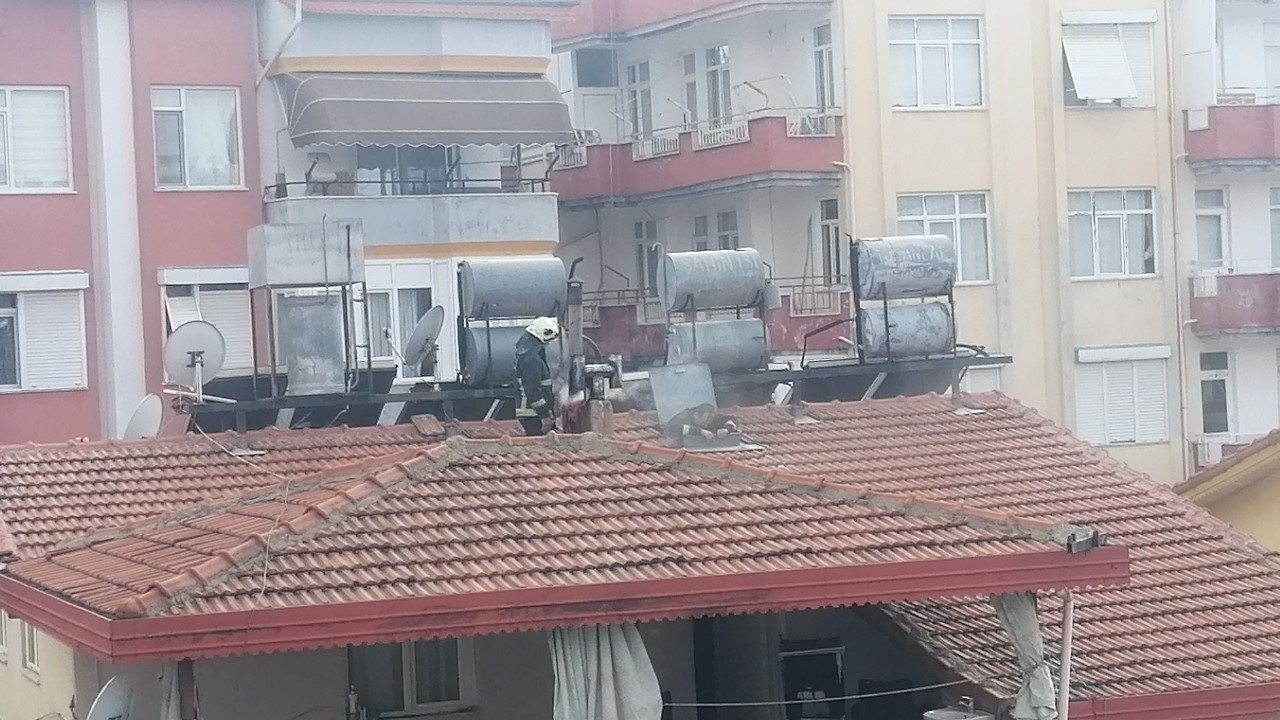ANTALYA’NIN MANAVGAT İLÇESİNDE 3 KATLI BİNANIN ÇATISINDA ÇIKAN BACA YANGINI,