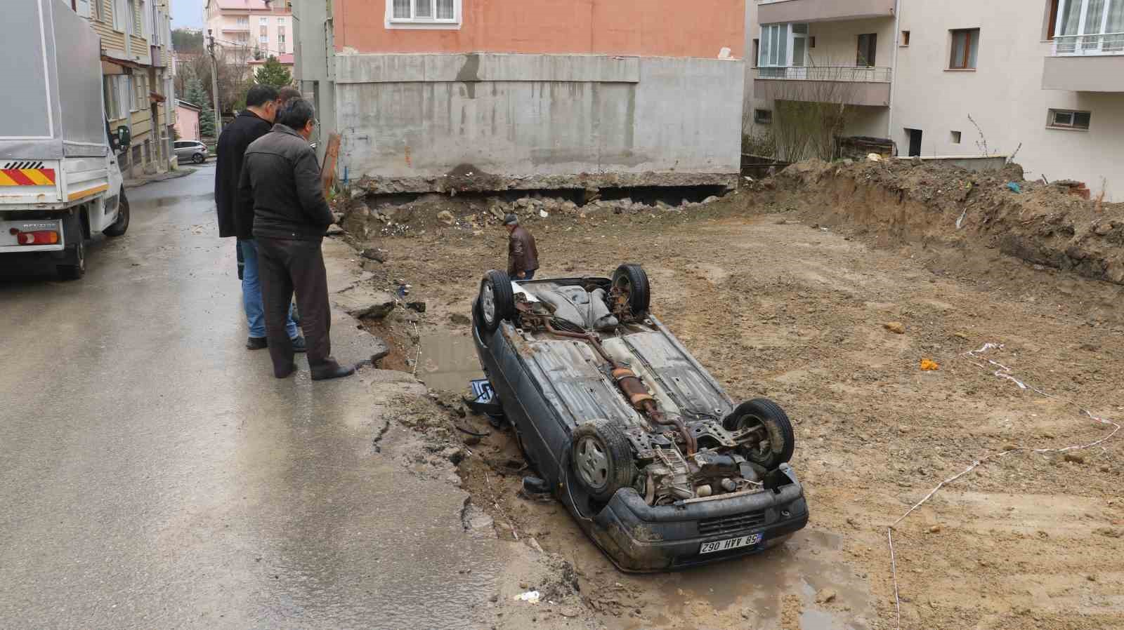 SİVAS’TA VİRAJI ALAMAYAN SÜRÜCÜ İNŞAAT TEMELİNE DÜŞTÜ, KAZADA  ŞANS