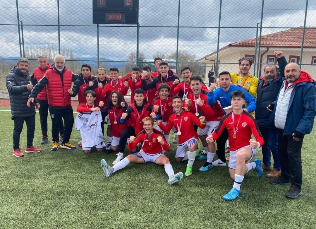 OKULLARARASI GENÇ ERKEKLER FUTBOL ŞAMPİYONASINDA MANİSA ŞAMPİYONU OLARAK GRUP MÜSABAKALARINA