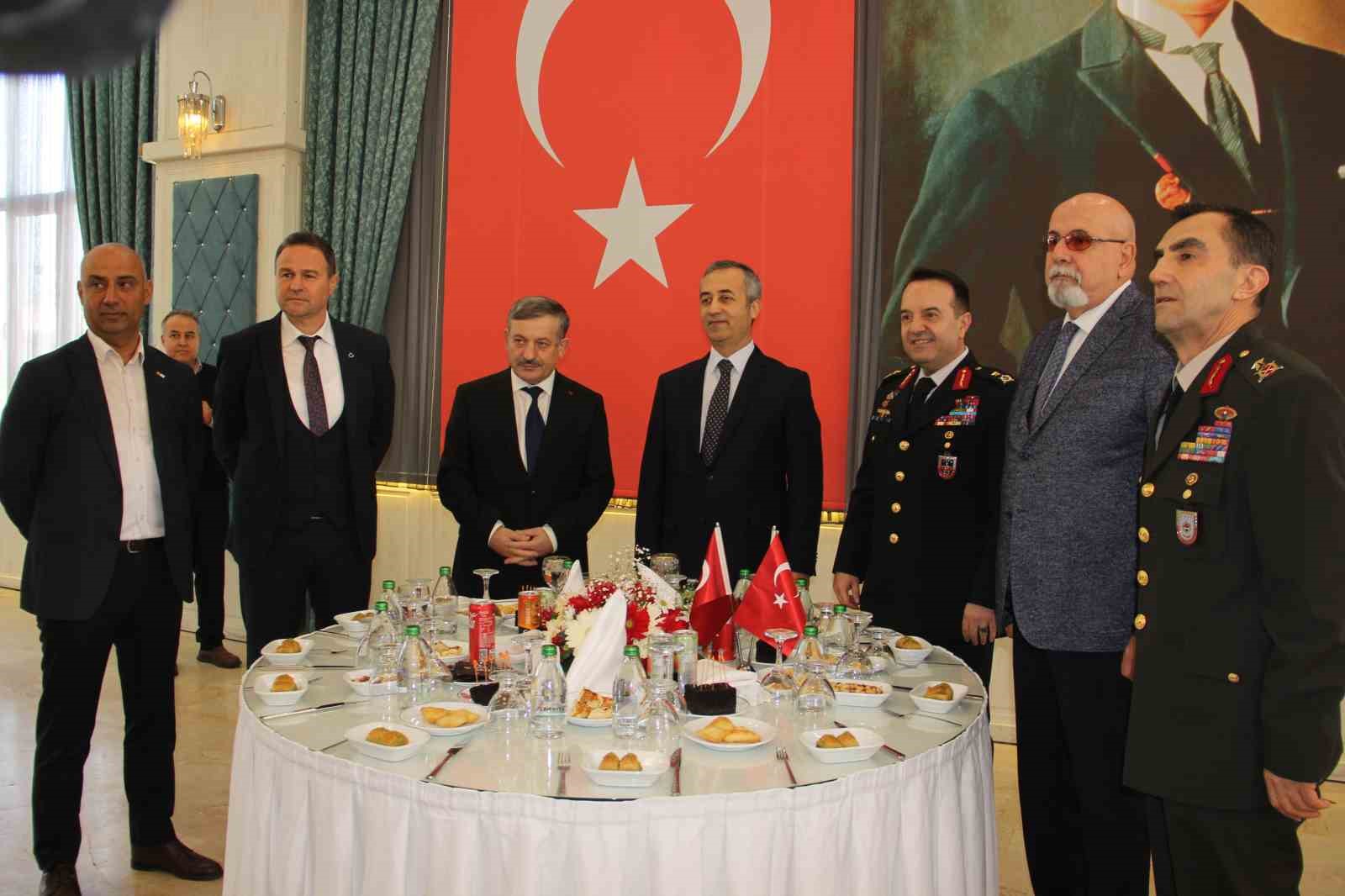 RAMAZAN BAYRAMININ RESMİ BAYRAMLAŞMA TÖRENİ MANİSA ÖĞRETMENEVİNDE MANİSA VALİ VEKİLİ