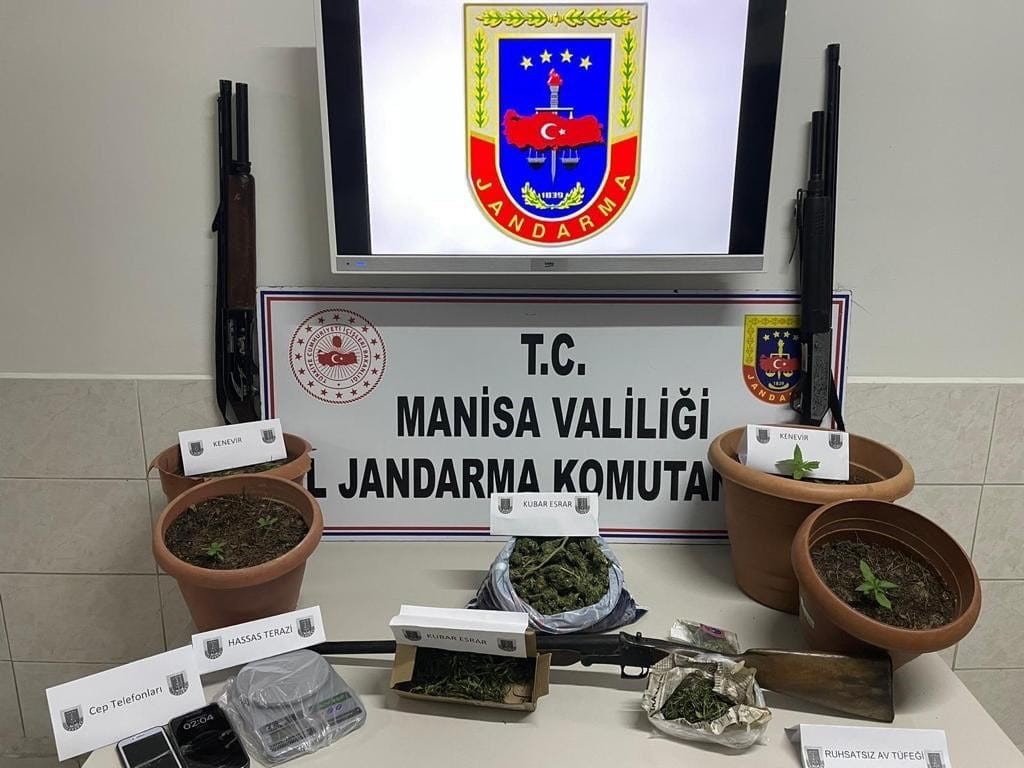 MANİSA'NIN AKHİSAR İLÇESİNDE ARAÇLA UYUŞTURUCU TİCARETİ YAPILDIĞI BİLGİSİNE ULAŞAN JANDARMA