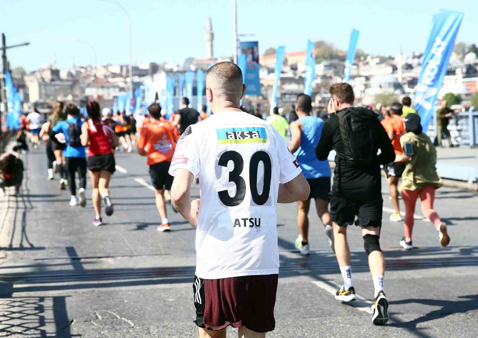 BEŞİKTAŞ MALZEMECİSİ ERDAL ERDEM, ORGANİZASYONDA CHRİSTİAN ATSU'NUN FORMASIYLA KOŞTU.