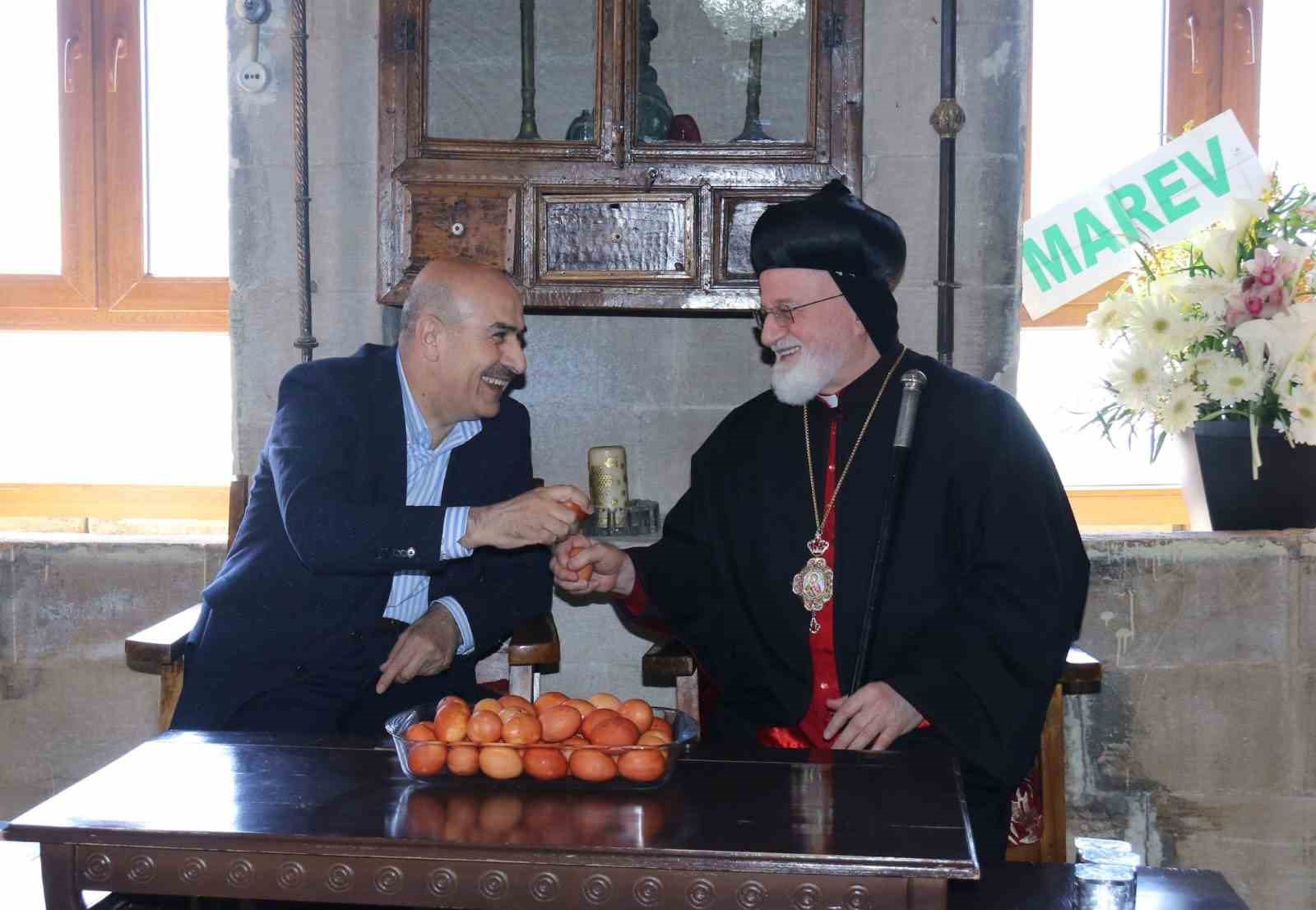 MARDİN'DE YAŞAYAN SÜRYANİLER, PASKALYA BAYRAMI'NI KIRKLAR KİLİSESİ'NDE DÜZENLENEN AYİNLE KUTLADI.