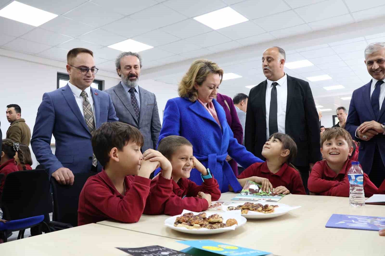 MARMARA ADASI KÜTÜPHANESİNE KAVUŞTU