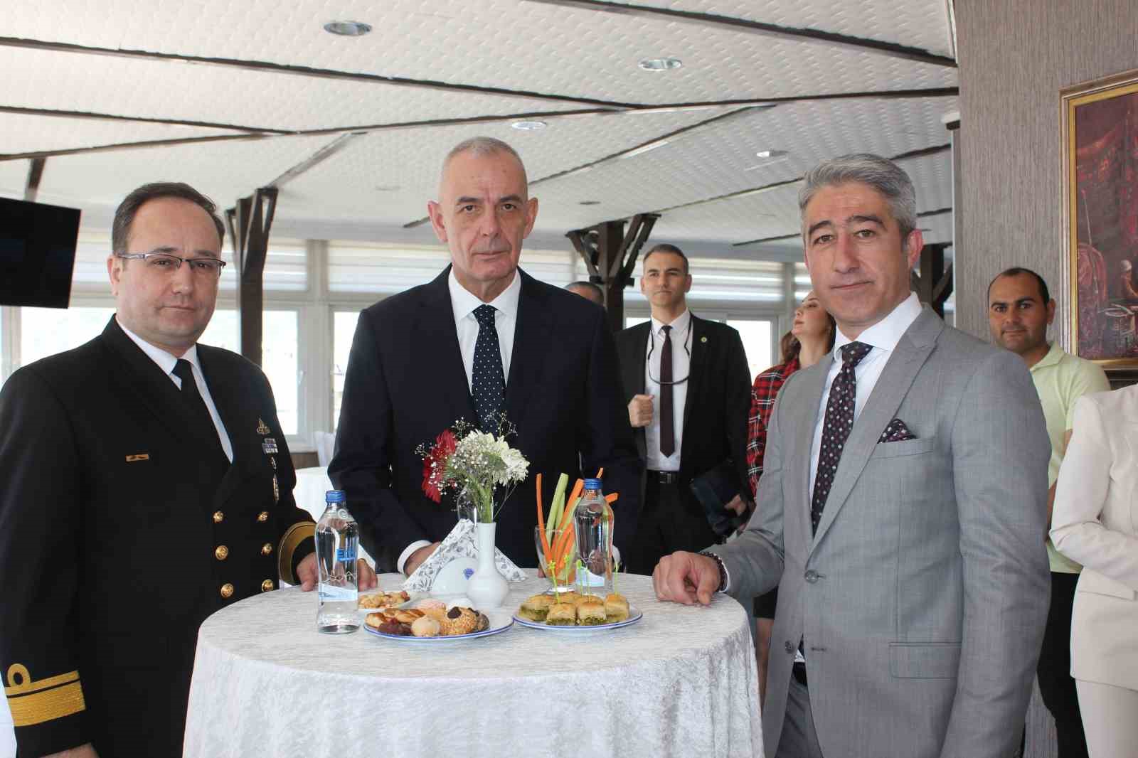MARMARİS PROTOKOLÜ POLİS EVİNDE BAYRAMLAŞTI DEPREMZEDE ÇOCUKLARA HEDİYELER DAĞITTI