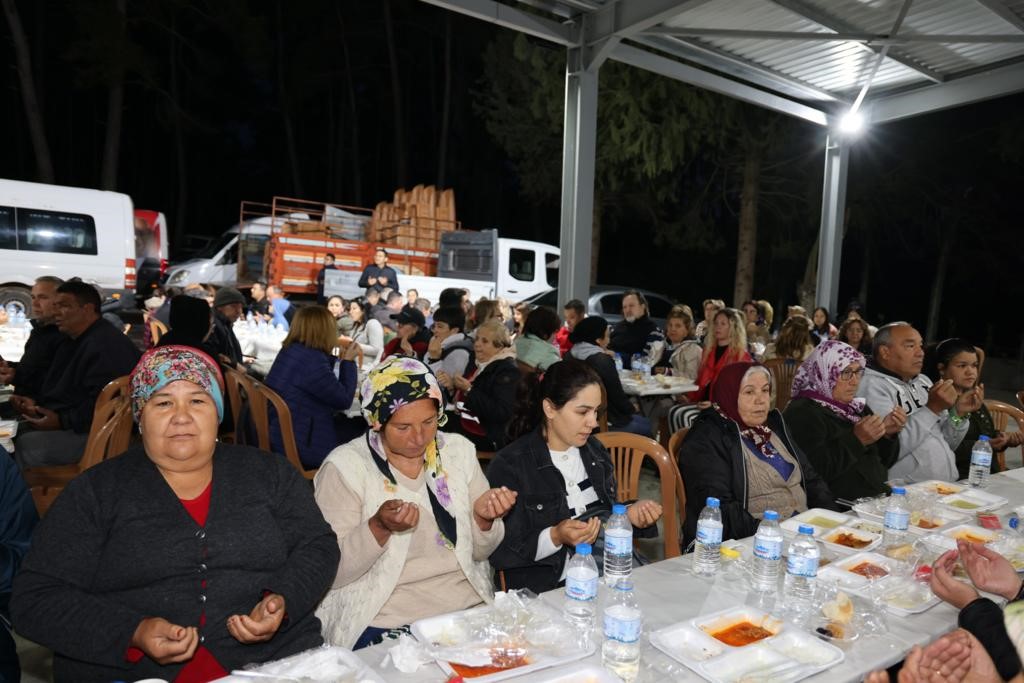 MUĞLA (İHA) - MARMARİS BELEDİYESİ MERKEZE UZAK MAHALLELERDE İFTAR SOFRASI