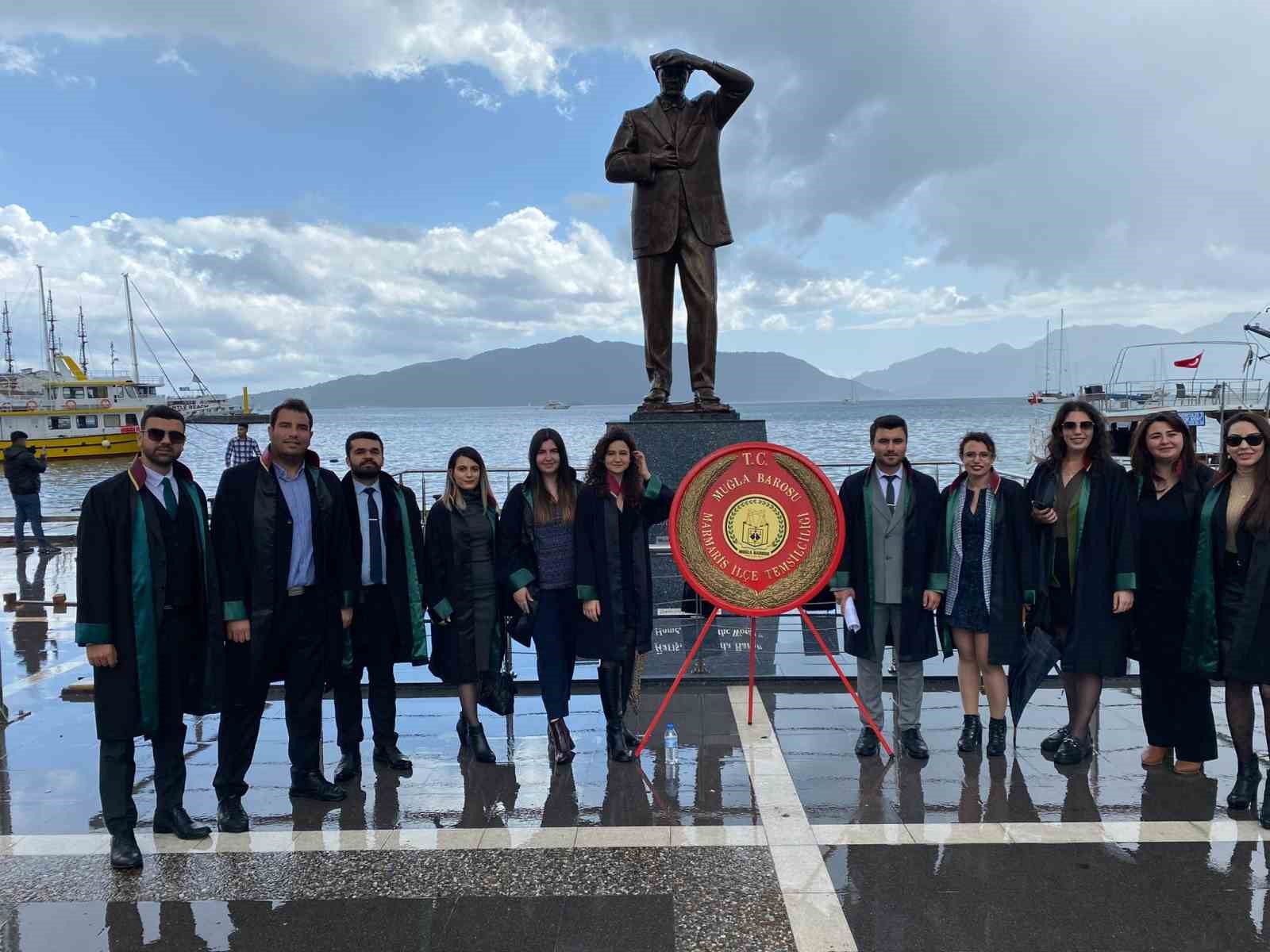 MARMARİS’TE AVUKATLAR GÜNLERİNDE  ATATÜRK ANITINA ÇELENK SUNDU