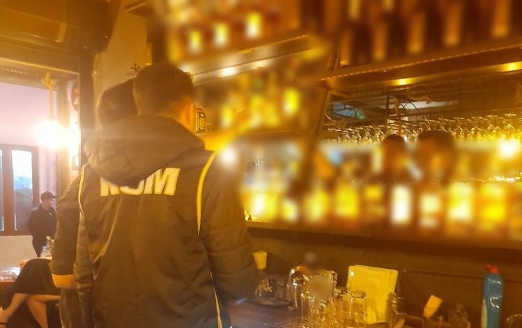 MARMARİS’TE BARLAR SOKAĞI DENETLENDİ KOM BAYRAM TEMİZLİĞİ YAPTI