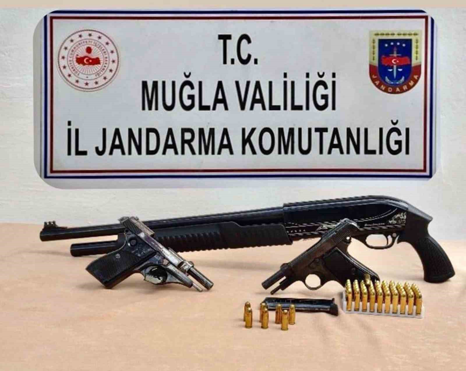 MARMARİS’TE RUHSATSIZ TABANCA VE OTOMATİK VE TÜFEĞİ ELE GEÇİRİLDİ