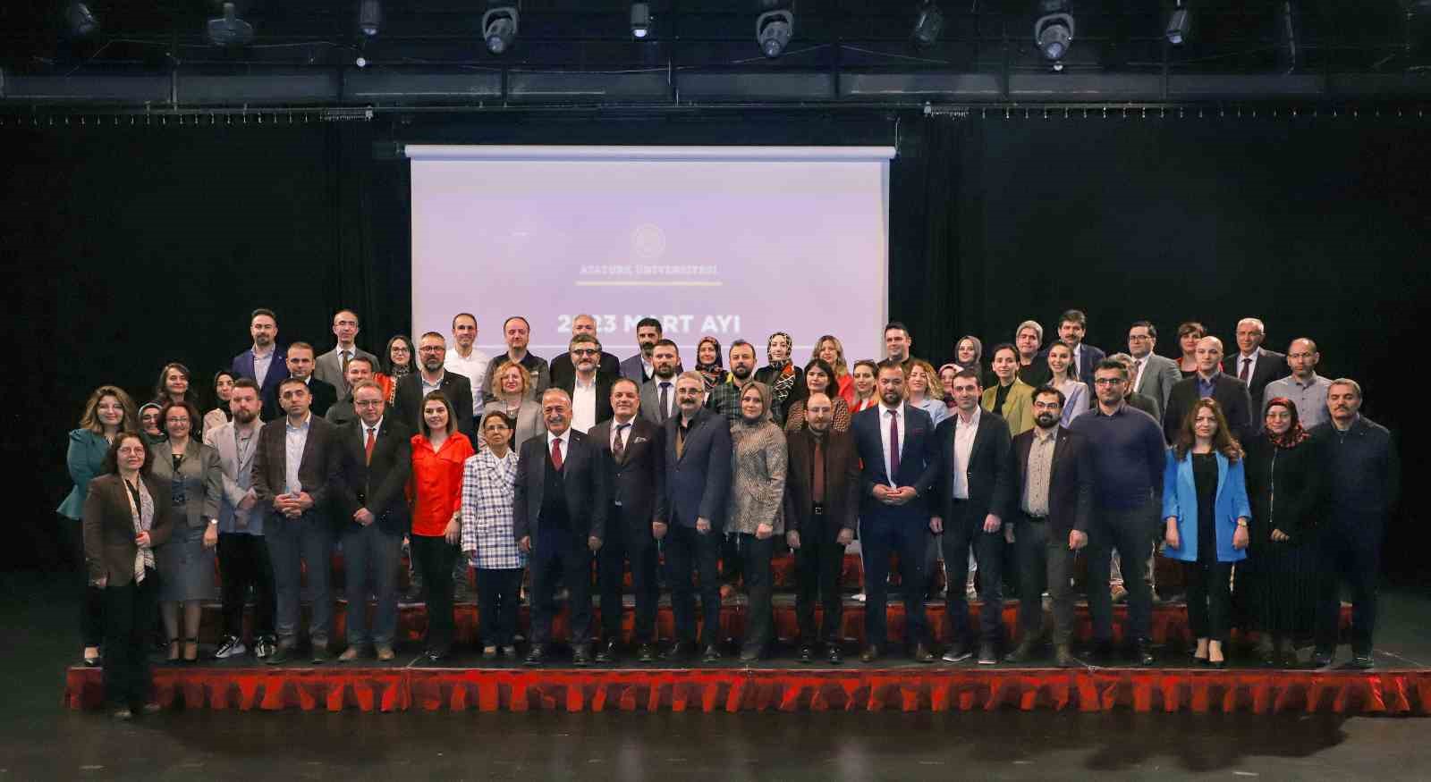 GERÇEKLEŞTİRDİKLERİ BİLİMSEL ÇALIŞMALARLA ÜNİVERSİTE İSMİNİ ÜST SIRALARA TAŞIYAN AKADEMİSYENLERİ ÖDÜLLENDİREN