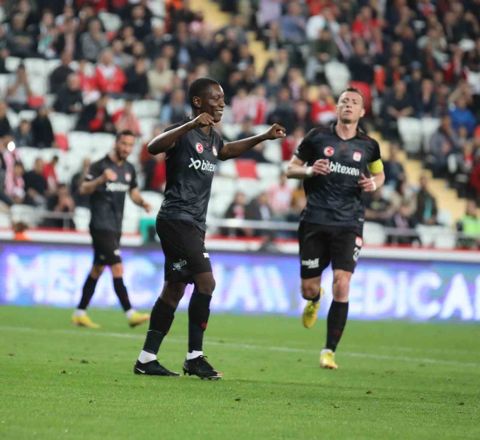 DG SİVASSPOR’UN TECRÜBELİ OYUNCUSU MAX GRADEL, ANTALYASPOR MAÇINDA ATTIĞI GOLLE