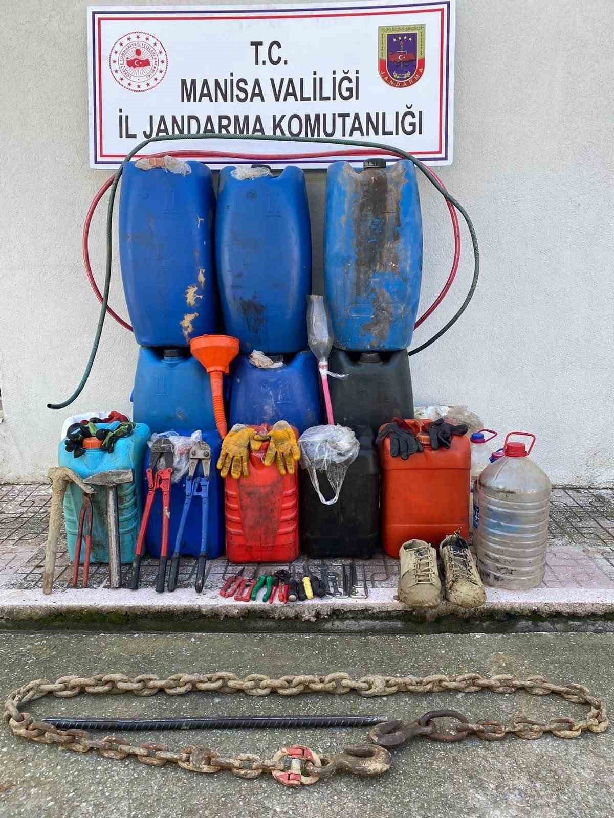 MANİSA’NIN ALAŞEHİR İLÇESİNDE BİR İŞ MAKİNESİ VE KAMYONDAN 530 LİTRE