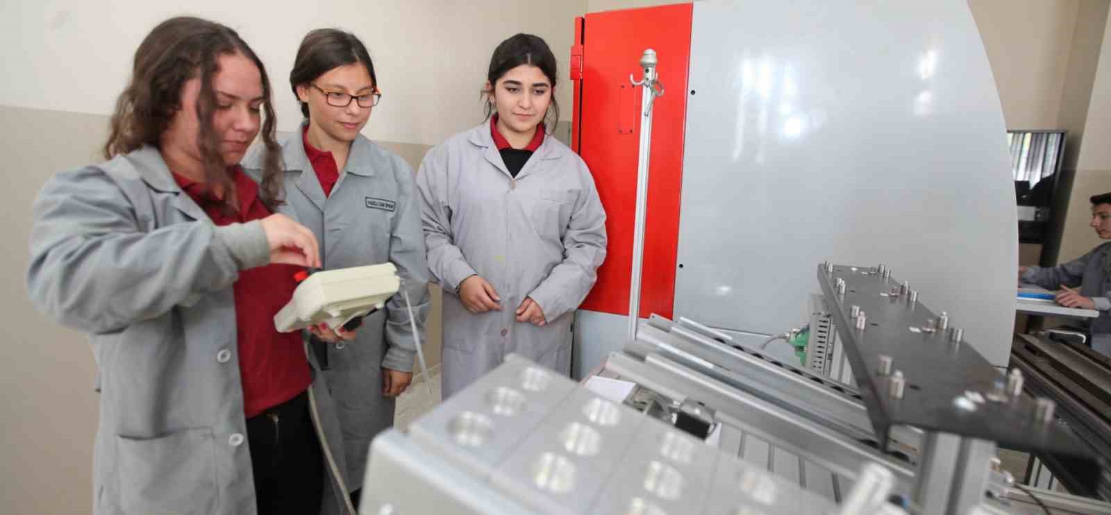 ULUSLARARASI MESLEKİ VE TEKNİK ANADOLU LİSELERİNİN SAYISI 10’A ULAŞTI.