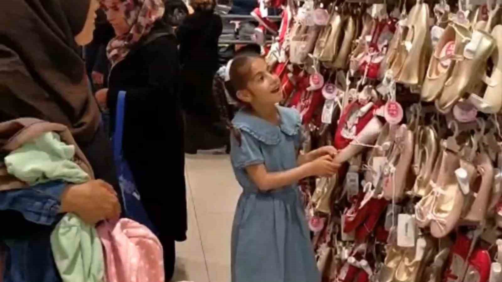 HATAY’DA DEPREMDE EVLERİ ZARAR GÖREN VE AİLESİYLE BİRLİKTE KONTEYNER KENTTE
