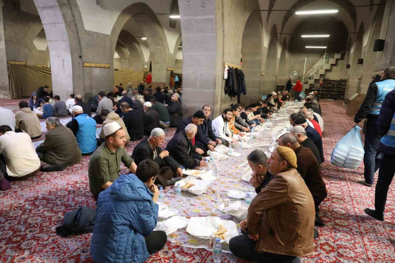 MELİKGAZİ BELEDİYESİ KADİR GECESİ DOLAYISIYLA HUNAT CAMİİ'NDE DÜZENLEDİĞİ PROGRAMDA SAHUR