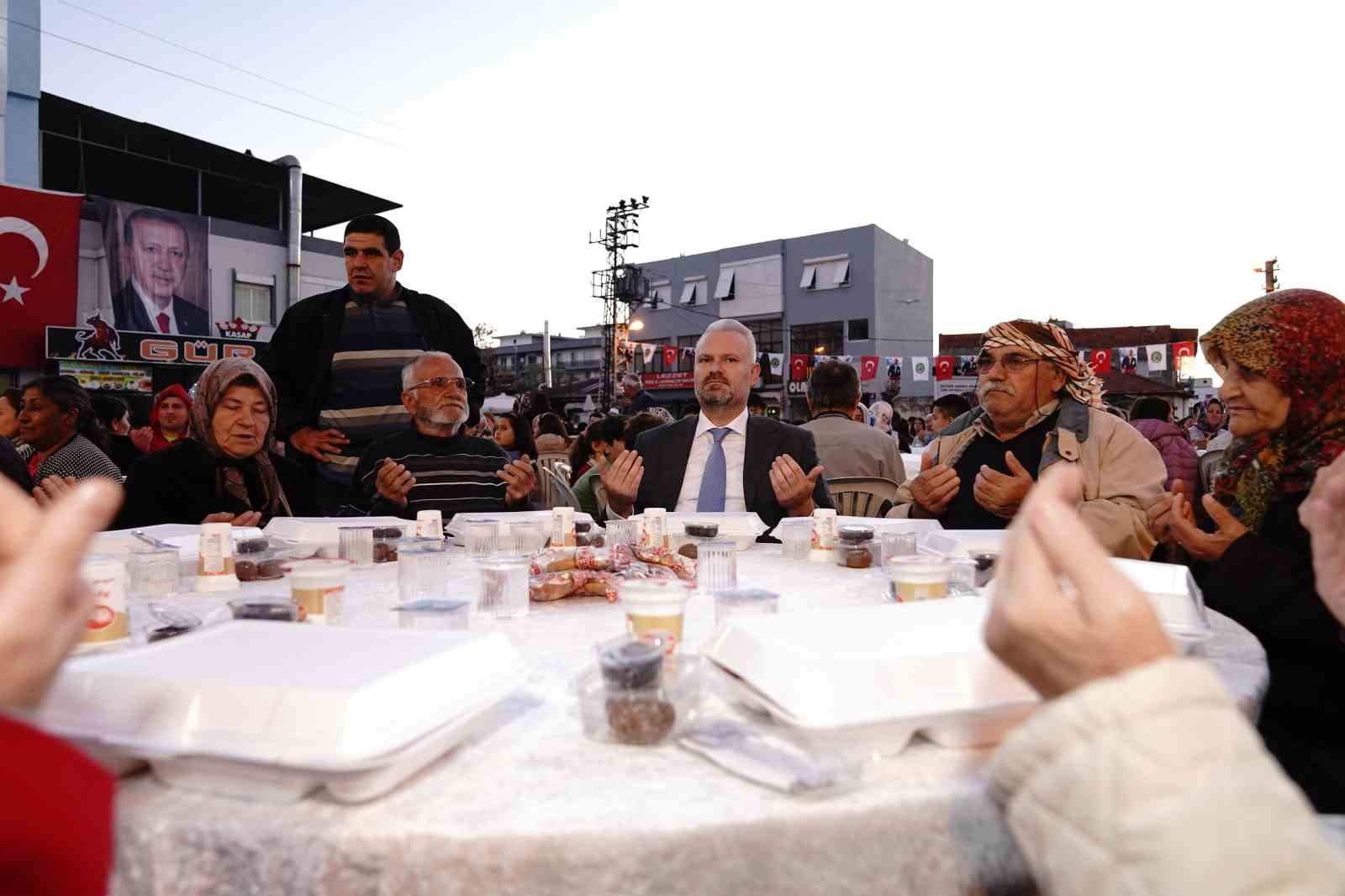 MENEMEN BELEDİYESİ RAMAZAN AYI NEDENİYLE KURDUĞU GÖNÜL SOFRASINA SEYREK İLE