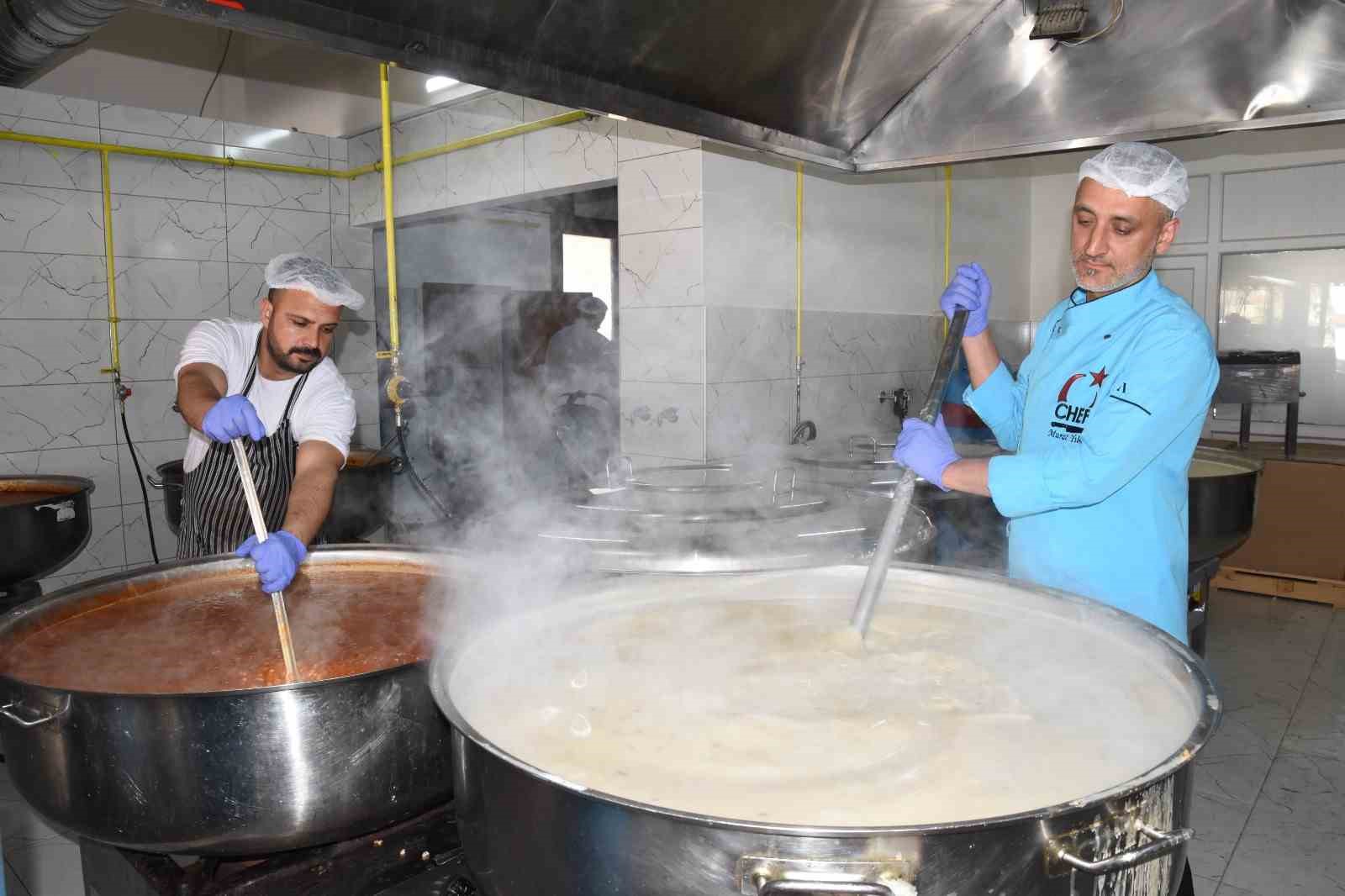 MENEMEN BELEDİYESİ AŞEVİNDE 24 SAAT ESASIYLA ÇALIŞAN PERSONEL TARAFINDAN HAZIRLANAN