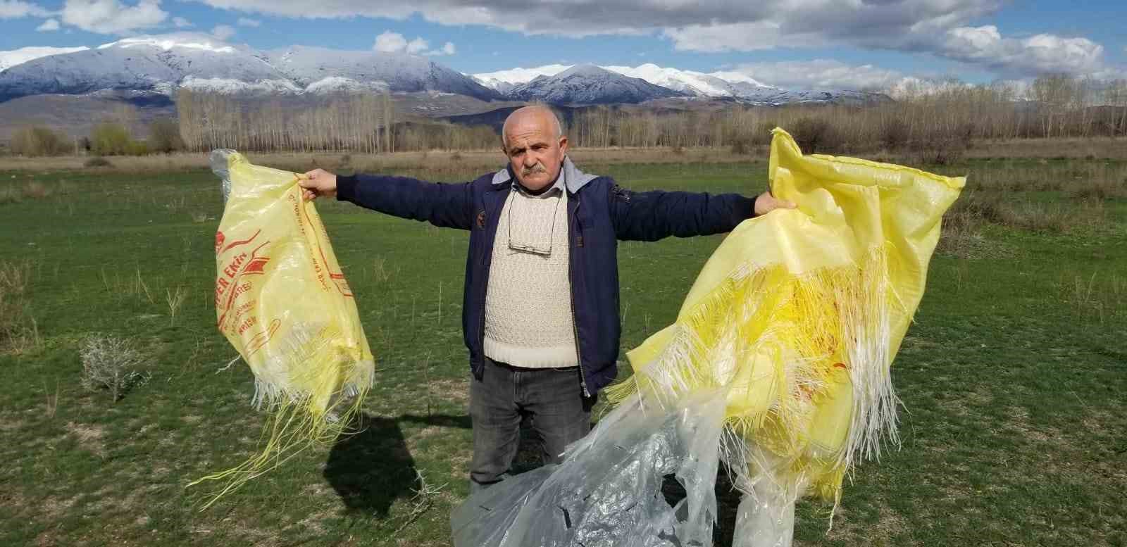 MERALARA ÇÖP OLARAK ATILAN ÇUVALLAR HAYVANLAR İÇİN TEHLİKE SAÇIYOR