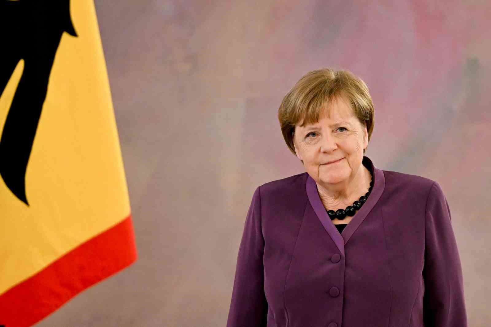 ALMANYA CUMHURBAŞKANI FRANK-WALTER STEİNMEİER, ALMANYA’NIN ESKİ BAŞBAKANI ANGELA MERKEL’İ ÜLKENİN