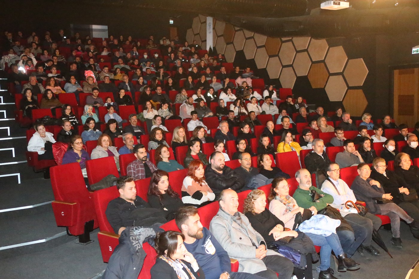 MERKEZEFENDİ KENT TİYATROSU TARAFINDAN SAHNELENEN ‘LÜTFEN KIZIMLA EVLENİR MİSİNİZ?’ OYUNUNA