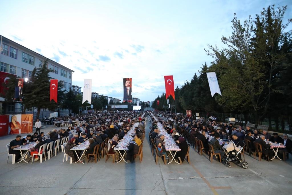 MERKEZEFENDİ BELEDİYESİ, YENİŞEHİR MAHALLESİ’NDE TOPLU İFTAR PROGRAMINI BİNLERCE VATANDAŞIN KATILIMIYLA