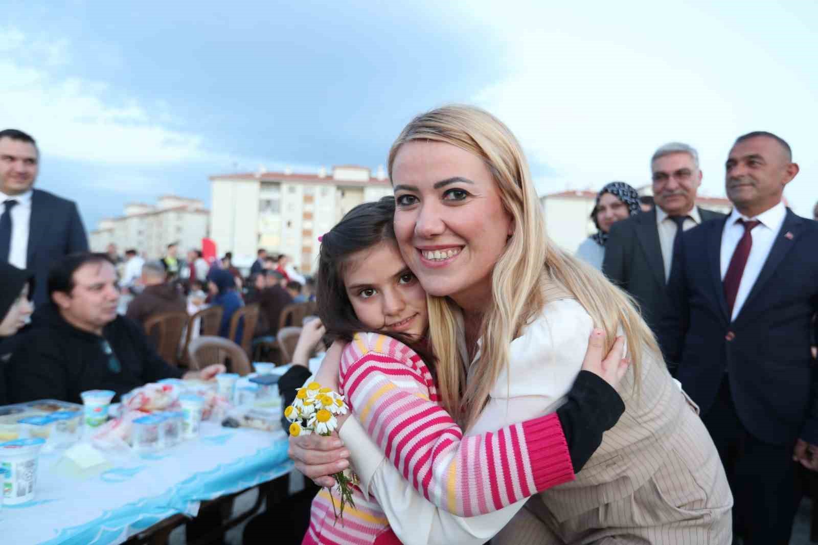 MERKEZEFENDİ BELEDİYESİ, SON İFTAR PROGRAMINI BİNLERCE VATANDAŞIN KATILIMIYLA KAYALAR TOKİ’DE