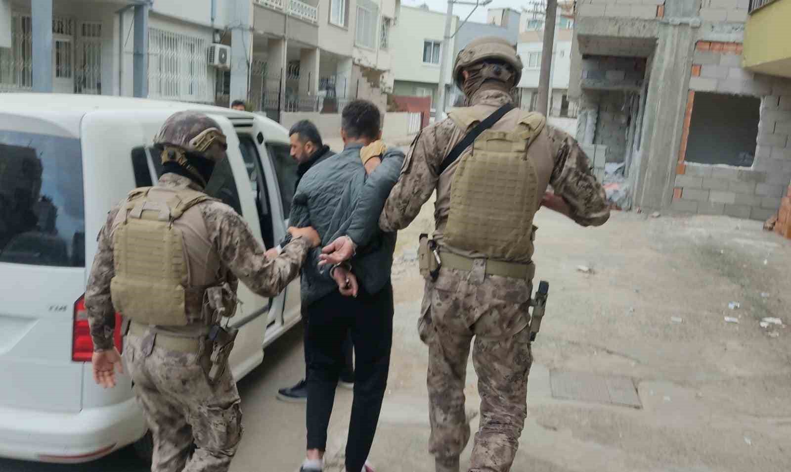 MERSİN'DE UYUŞTURUCUYLA MÜCADELE ÇERÇEVESİNDE, UYUŞTURUCU TİCARETİ YAPTIĞI ÖNE SÜRÜLEN 77