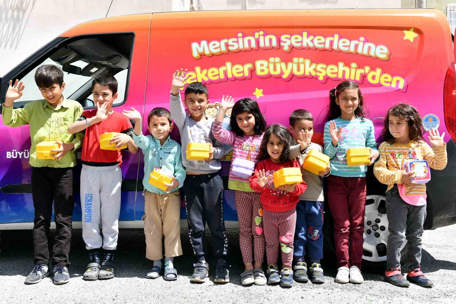 MERSİN BÜYÜKŞEHİR BELEDİYESİ, RAMAZAN BAYRAMI’NDA MAHALLE MAHALLE GEZEREK ÇOCUKLARA BAYRAM
