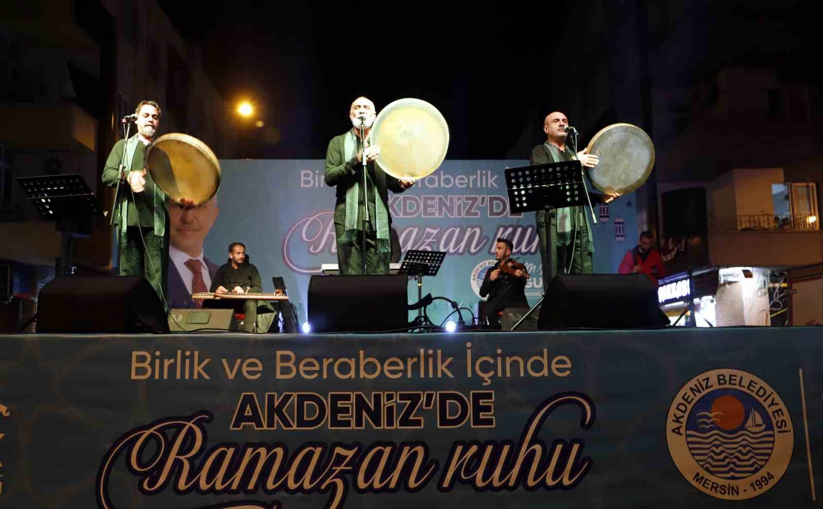 AKDENİZ BELEDİYESİNİN, RAMAZAN AYINA ÖZEL OLARAK DÜZENLEDİĞİ KONSERDE SAHNE ALAN