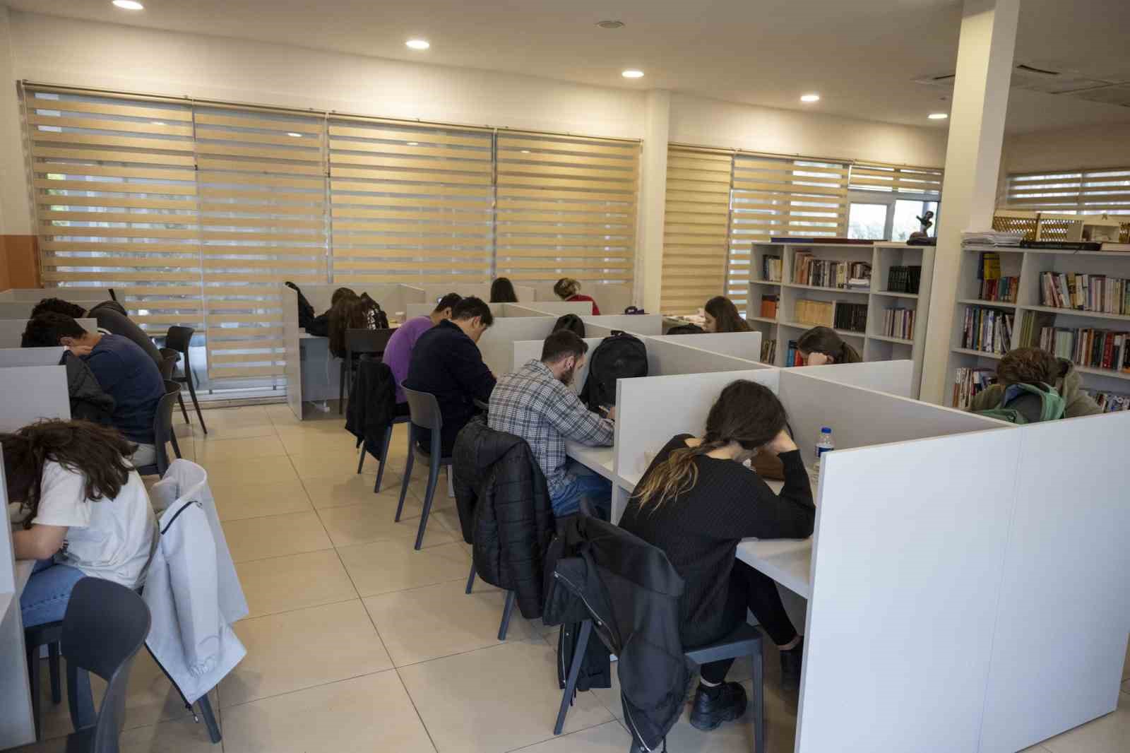 MERSİN'DE EĞİTİM ÖĞRETİM HAYATINI SÜRDÜREN ÖĞRENCİLER SINAVLARA, 'MERSİN BÜYÜKŞEHİR BELEDİYESİ