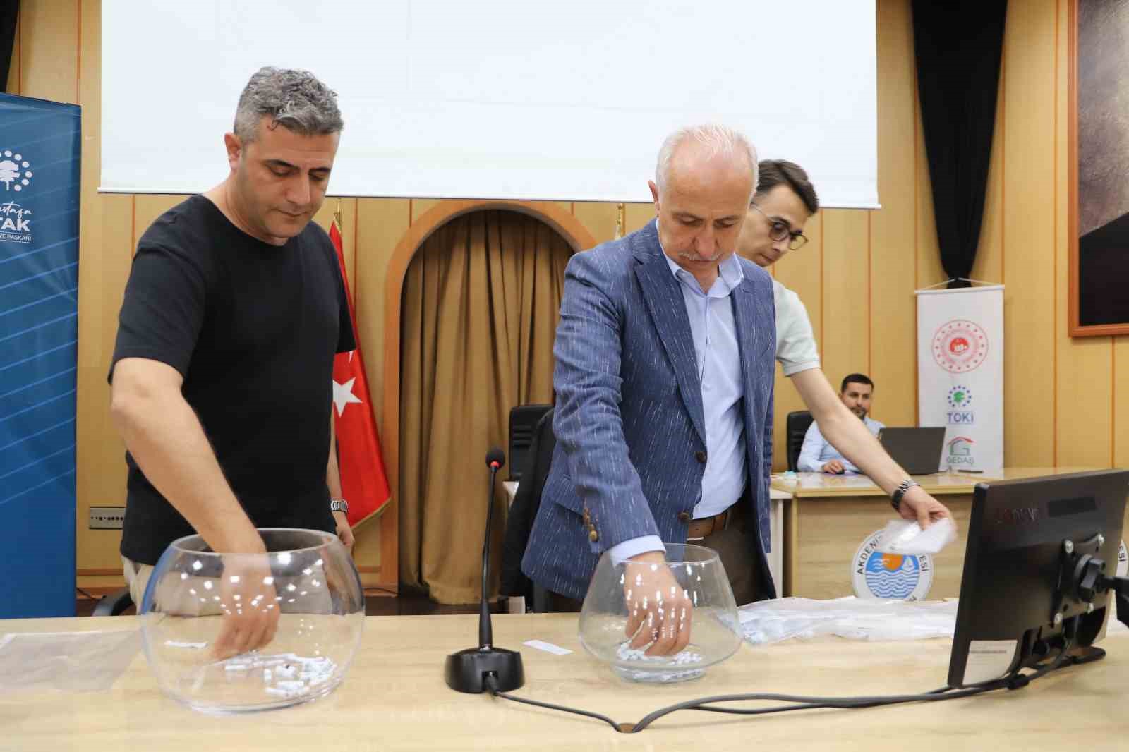 MERSİN'İN MERKEZ AKDENİZ İLÇESİ ÇAY MAHALLESİNDE TOKİ TARAFINDAN TAMAMLANAN KONUTLARIN