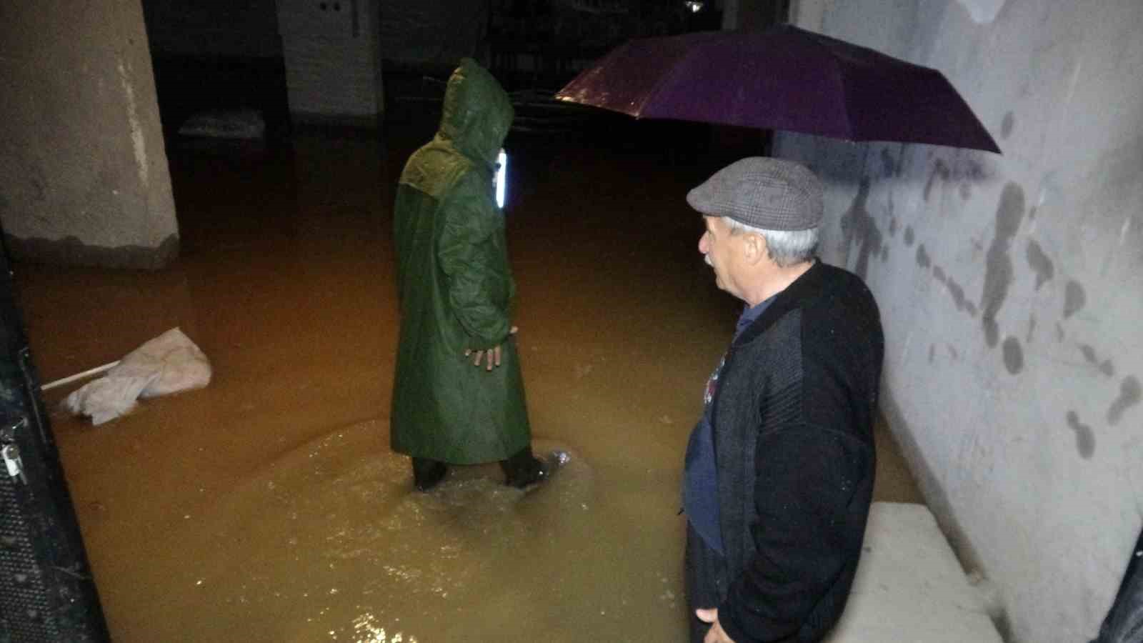 MERSİN'İN ERDEMLİ İLÇESİNDE SAĞANAK YAĞIŞ VE DOLU HAYATI OLUMSUZ ETKİLEDİ.