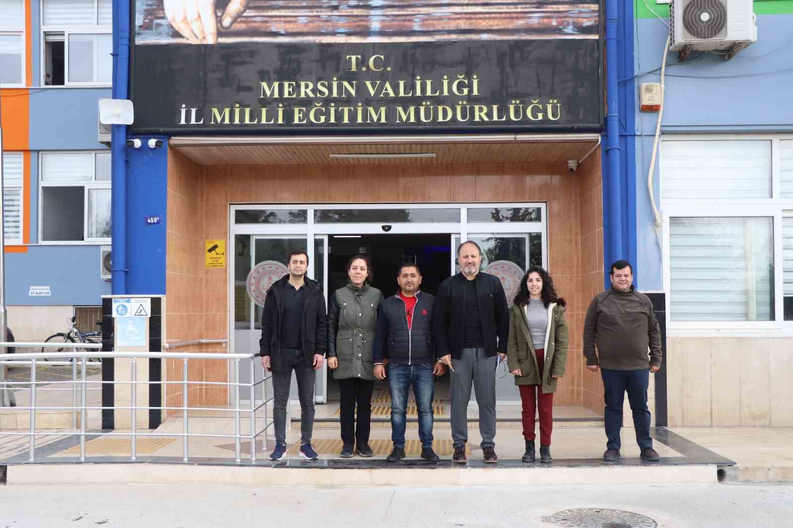MERSİNLİ GÖNÜLLÜ 5 ÖĞRETMEN, DEPREMZEDE VATANDAŞLARIN YEMEK İHTİYAÇLARINI KARŞILAMAK AMACI